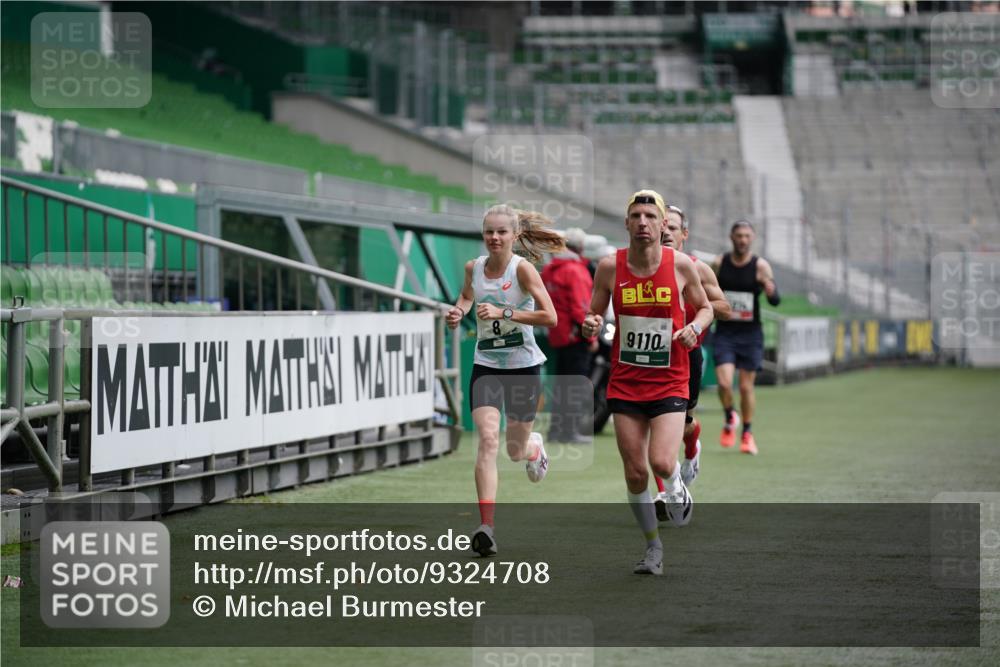 05.10.2025 - 20. swb-Marathon Bremen Michael Burmester http://msf.ph/oto/9324708 05.10.2025 12:31:01 Laufen im Stadion 6, 8, 419, 426, 603, 618, 999, 1293, 1565, 1647, 1814, 2056, 2133, 5060, 9110 meine-sportfotos.de