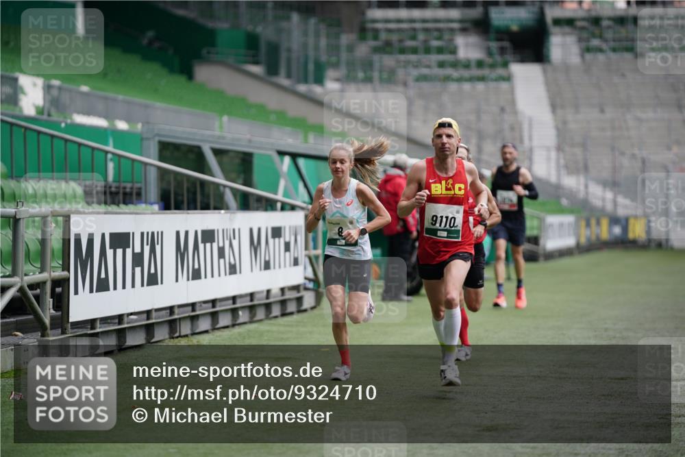 05.10.2025 - 20. swb-Marathon Bremen Michael Burmester http://msf.ph/oto/9324710 05.10.2025 12:31:01 Laufen im Stadion 6, 8, 419, 426, 603, 618, 999, 1293, 1565, 1647, 1814, 2056, 2133, 5060, 9110 meine-sportfotos.de