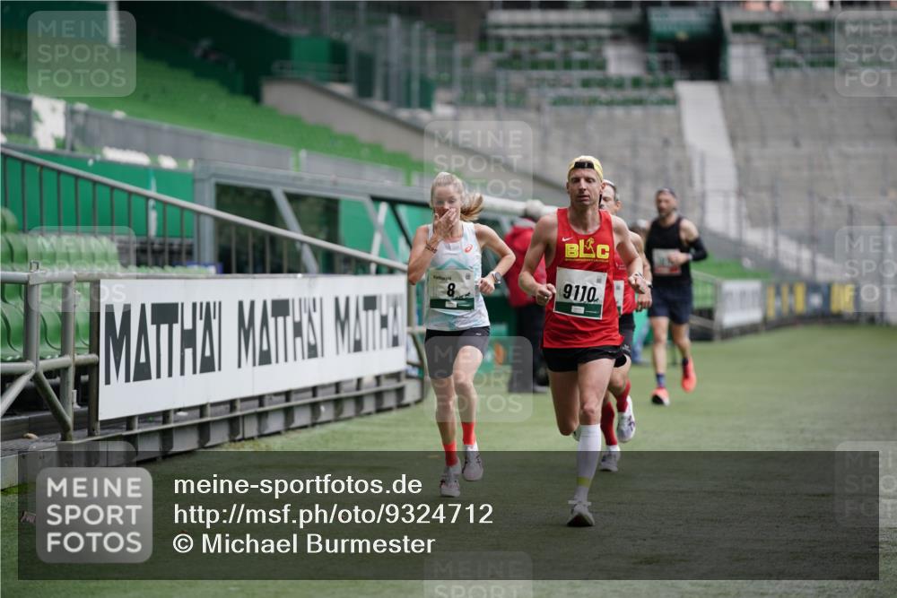 05.10.2025 - 20. swb-Marathon Bremen Michael Burmester http://msf.ph/oto/9324712 05.10.2025 12:31:01 Laufen im Stadion 6, 8, 419, 426, 603, 618, 999, 1293, 1565, 1647, 1814, 2056, 2133, 5060, 9110 meine-sportfotos.de