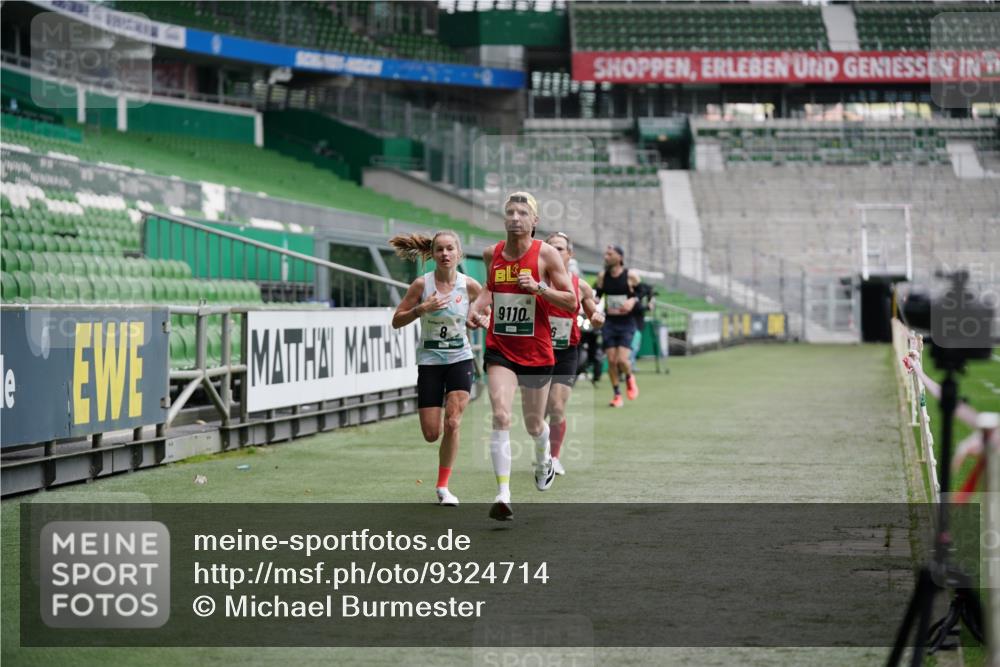 05.10.2025 - 20. swb-Marathon Bremen Michael Burmester http://msf.ph/oto/9324714 05.10.2025 12:31:02 Laufen im Stadion 6, 8, 419, 426, 603, 618, 999, 1293, 1565, 1647, 1814, 2056, 2133, 5060, 9110, 5060 meine-sportfotos.de