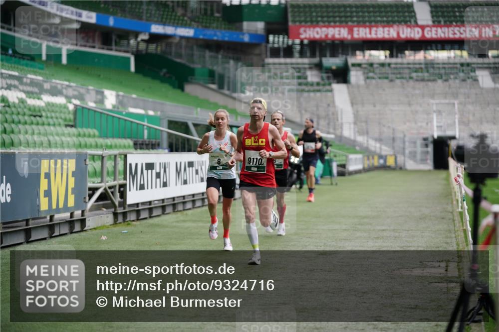 05.10.2025 - 20. swb-Marathon Bremen Michael Burmester http://msf.ph/oto/9324716 05.10.2025 12:31:02 Laufen im Stadion 6, 8, 419, 426, 603, 618, 999, 1293, 1565, 1647, 1814, 2056, 2133, 5060, 9110, 5060 meine-sportfotos.de