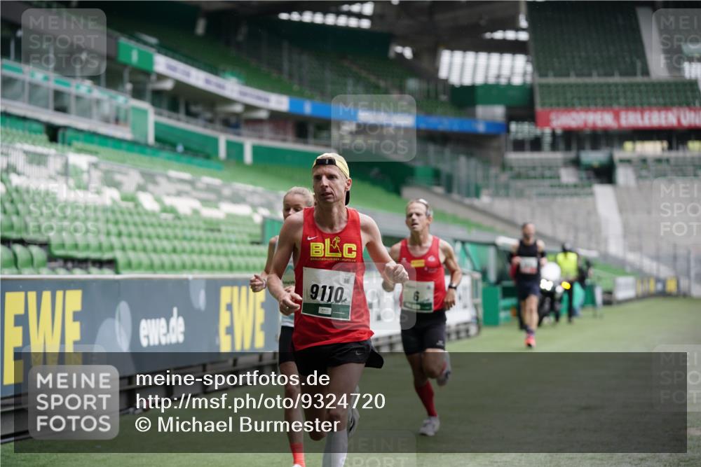 05.10.2025 - 20. swb-Marathon Bremen Michael Burmester http://msf.ph/oto/9324720 05.10.2025 12:31:03 Laufen im Stadion 6, 8, 419, 426, 603, 618, 999, 1293, 1565, 1647, 1814, 2056, 2133, 9110, 5060 meine-sportfotos.de