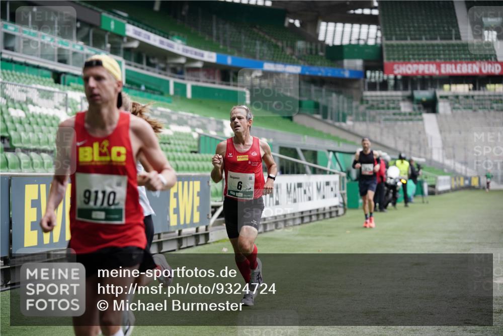 05.10.2025 - 20. swb-Marathon Bremen Michael Burmester http://msf.ph/oto/9324724 05.10.2025 12:31:04 Laufen im Stadion 6, 8, 419, 426, 603, 618, 999, 1293, 1565, 1647, 1814, 2056, 2133, 9110, 5060 meine-sportfotos.de