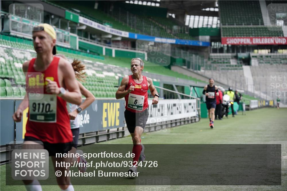 05.10.2025 - 20. swb-Marathon Bremen Michael Burmester http://msf.ph/oto/9324726 05.10.2025 12:31:04 Laufen im Stadion 6, 8, 419, 426, 603, 618, 999, 1293, 1565, 1647, 1814, 2056, 2133, 9110, 5060 meine-sportfotos.de