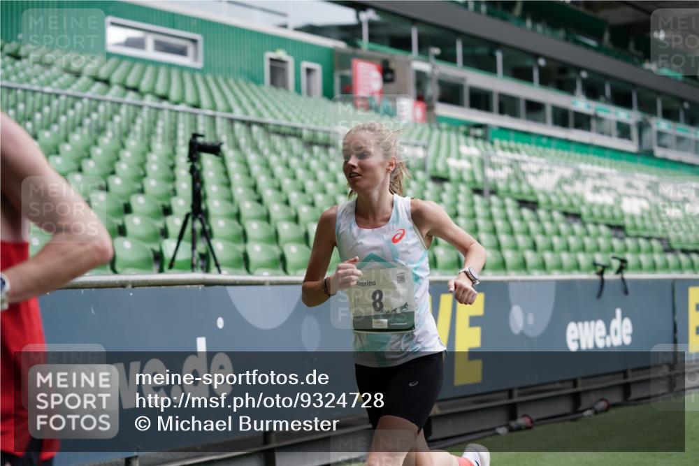 05.10.2025 - 20. swb-Marathon Bremen Michael Burmester http://msf.ph/oto/9324728 05.10.2025 12:31:05 Laufen im Stadion 6, 8, 419, 426, 603, 618, 999, 1293, 1565, 1647, 1814, 2056, 2133, 9110, 5060 meine-sportfotos.de