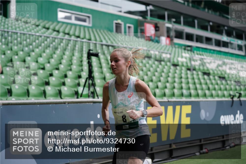 05.10.2025 - 20. swb-Marathon Bremen Michael Burmester http://msf.ph/oto/9324730 05.10.2025 12:31:05 Laufen im Stadion 6, 8, 419, 426, 603, 618, 999, 1293, 1565, 1647, 1814, 2056, 2133, 9110, 5060 meine-sportfotos.de