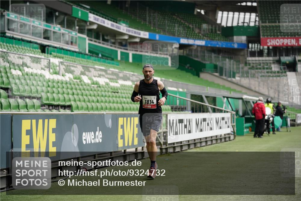 05.10.2025 - 20. swb-Marathon Bremen Michael Burmester http://msf.ph/oto/9324732 05.10.2025 12:31:08 Laufen im Stadion 6, 8, 419, 426, 603, 618, 999, 1293, 1565, 1647, 1814, 2056, 2133, 9110, 5060 meine-sportfotos.de