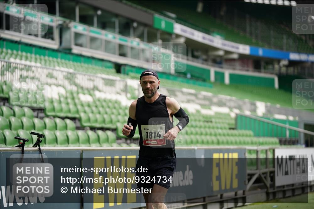05.10.2025 - 20. swb-Marathon Bremen Michael Burmester http://msf.ph/oto/9324734 05.10.2025 12:31:10 Laufen im Stadion 6, 8, 419, 426, 603, 999, 1293, 1565, 1647, 1814, 2056, 2133, 9110, 618, 5060 meine-sportfotos.de