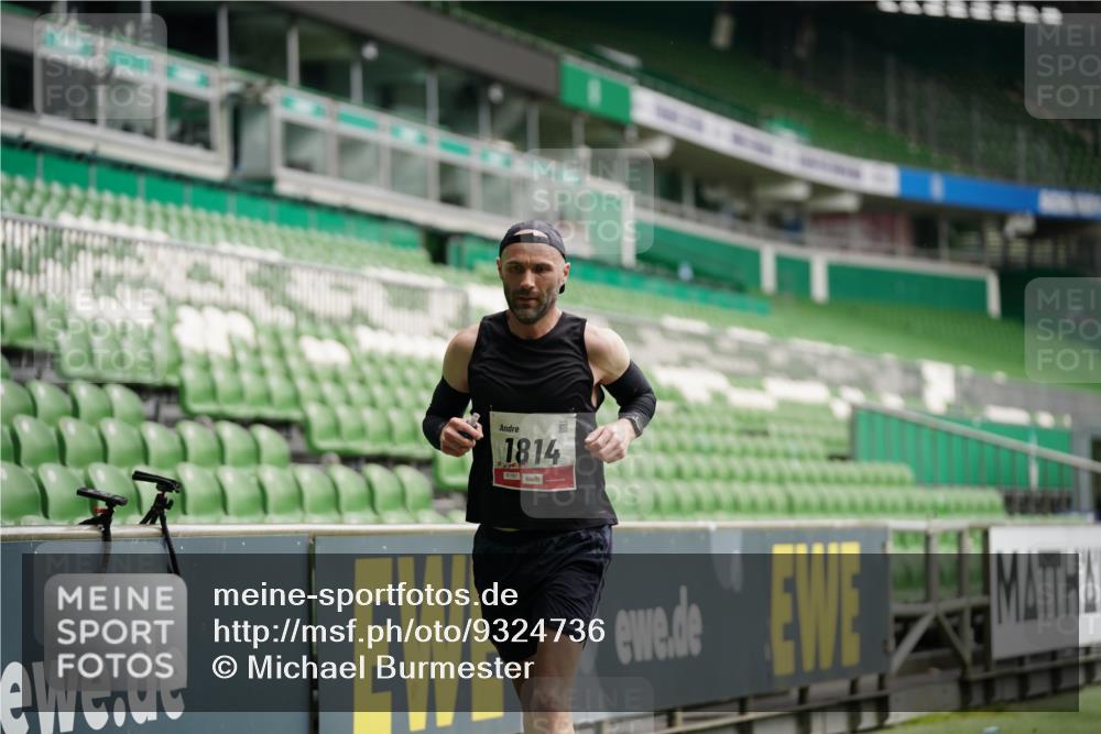 05.10.2025 - 20. swb-Marathon Bremen Michael Burmester http://msf.ph/oto/9324736 05.10.2025 12:31:10 Laufen im Stadion 6, 8, 419, 426, 603, 999, 1293, 1565, 1647, 1814, 2056, 2133, 9110, 618, 5060 meine-sportfotos.de