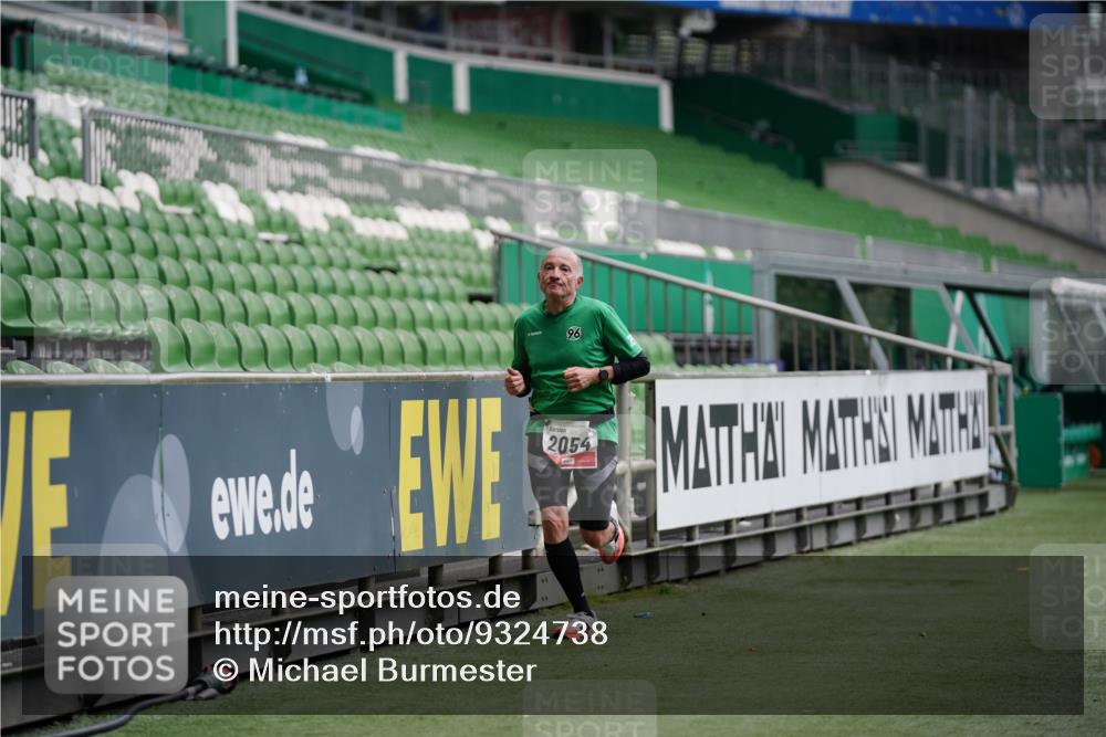 05.10.2025 - 20. swb-Marathon Bremen Michael Burmester http://msf.ph/oto/9324738 05.10.2025 12:31:31 Laufen im Stadion 6, 8, 566, 1293, 1814, 2054, 2133, 9110, 419, 426, 603, 999, 1565, 1647, 2056, 2133 meine-sportfotos.de