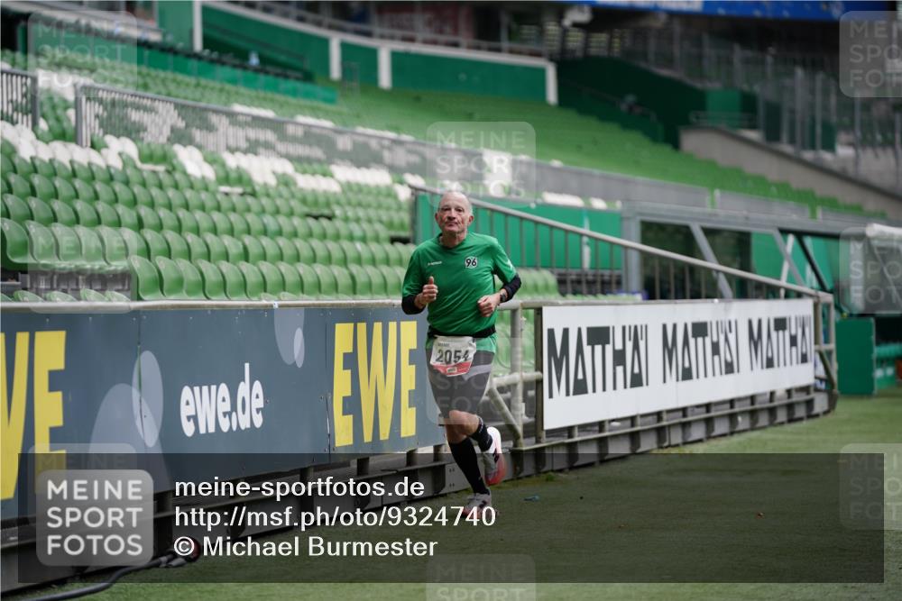 05.10.2025 - 20. swb-Marathon Bremen Michael Burmester http://msf.ph/oto/9324740 05.10.2025 12:31:31 Laufen im Stadion 6, 8, 566, 1293, 1814, 2054, 2133, 9110, 419, 426, 603, 999, 1565, 1647, 2056, 2133 meine-sportfotos.de