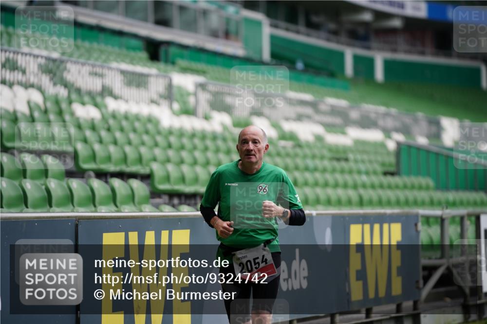 05.10.2025 - 20. swb-Marathon Bremen Michael Burmester http://msf.ph/oto/9324742 05.10.2025 12:31:33 Laufen im Stadion 6, 8, 566, 1293, 1814, 2054, 9110, 419, 426, 603, 999, 1565, 1647, 2056, 2133 meine-sportfotos.de