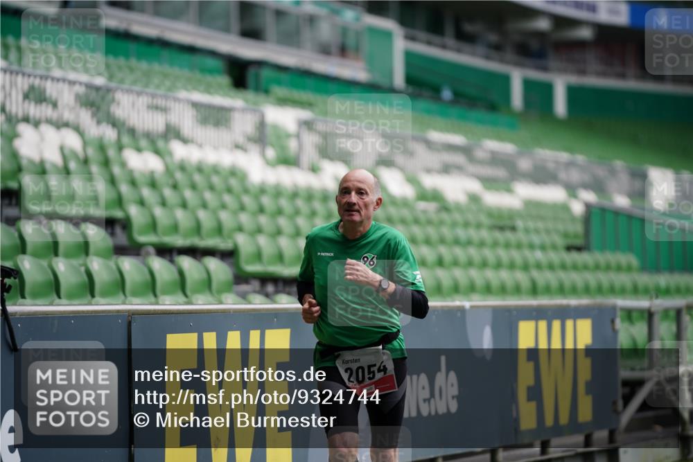 05.10.2025 - 20. swb-Marathon Bremen Michael Burmester http://msf.ph/oto/9324744 05.10.2025 12:31:33 Laufen im Stadion 6, 8, 566, 1293, 1814, 2054, 9110, 419, 426, 603, 999, 1565, 1647, 2056, 2133 meine-sportfotos.de