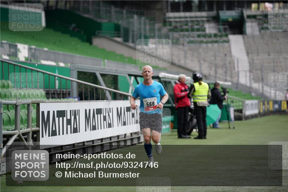 05.10.2025 - 20. swb-Marathon Bremen Michael Burmester http://msf.ph/oto/9324746 05.10.2025 12:31:36 Laufen im Stadion 6, 8, 566, 1293, 1814, 2054, 9110, 419, 426, 603, 999, 1565, 1647, 2056, 2133 meine-sportfotos.de
