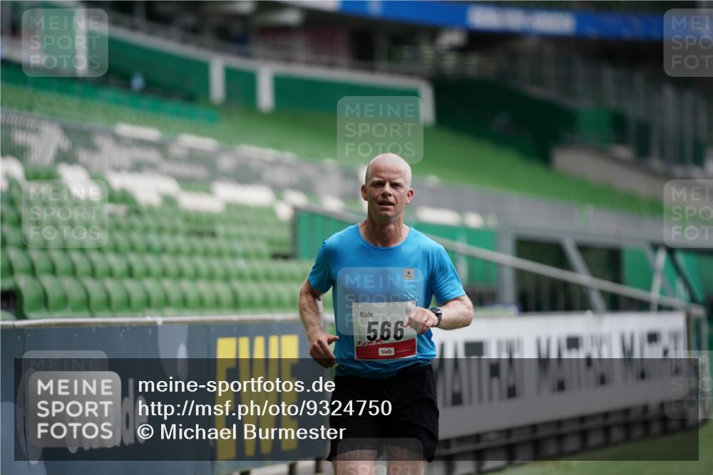 05.10.2025 - 20. swb-Marathon Bremen Michael Burmester http://msf.ph/oto/9324750 05.10.2025 12:31:39 Laufen im Stadion 6, 8, 566, 938, 1293, 1814, 2054, 9110, 419, 426, 603, 999, 1565, 1647, 2056, 2133 meine-sportfotos.de