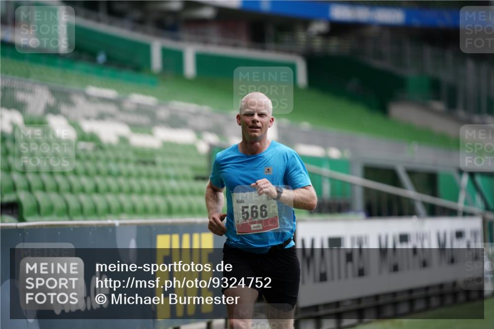 05.10.2025 - 20. swb-Marathon Bremen Michael Burmester http://msf.ph/oto/9324752 05.10.2025 12:31:39 Laufen im Stadion 6, 8, 566, 938, 1293, 1814, 2054, 9110, 419, 426, 603, 999, 1565, 1647, 2056, 2133 meine-sportfotos.de
