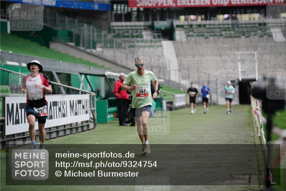 05.10.2025 - 20. swb-Marathon Bremen Michael Burmester http://msf.ph/oto/9324754 05.10.2025 12:31:54 Laufen im Stadion 6, 8, 141, 566, 569, 938, 1093, 1665, 2054, 9110, 1293, 1814 meine-sportfotos.de