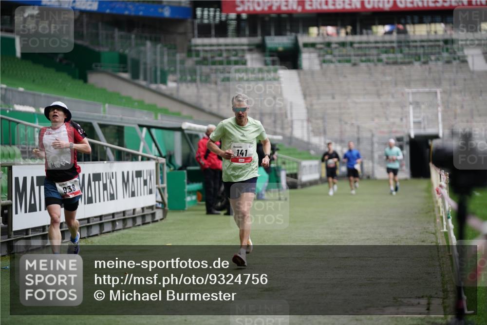 05.10.2025 - 20. swb-Marathon Bremen Michael Burmester http://msf.ph/oto/9324756 05.10.2025 12:31:54 Laufen im Stadion 6, 8, 141, 566, 569, 938, 1093, 1665, 2054, 9110, 1293, 1814 meine-sportfotos.de