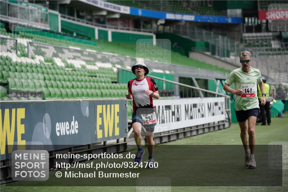 05.10.2025 - 20. swb-Marathon Bremen Michael Burmester http://msf.ph/oto/9324760 05.10.2025 12:31:55 Laufen im Stadion 6, 8, 141, 566, 569, 938, 1093, 1665, 2054, 9110, 1293, 1814 meine-sportfotos.de