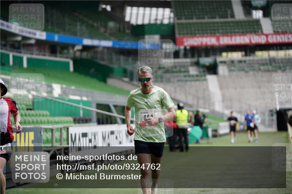 05.10.2025 - 20. swb-Marathon Bremen Michael Burmester http://msf.ph/oto/9324762 05.10.2025 12:31:56 Laufen im Stadion 6, 8, 141, 566, 569, 938, 1093, 1665, 2054, 9110, 1293, 1814 meine-sportfotos.de