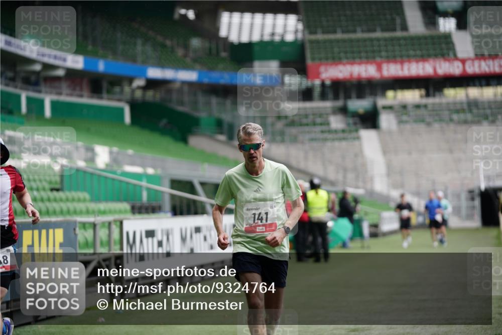 05.10.2025 - 20. swb-Marathon Bremen Michael Burmester http://msf.ph/oto/9324764 05.10.2025 12:31:57 Laufen im Stadion 6, 8, 141, 566, 569, 938, 1093, 1665, 2054, 9110, 1293, 1814, 9110 meine-sportfotos.de