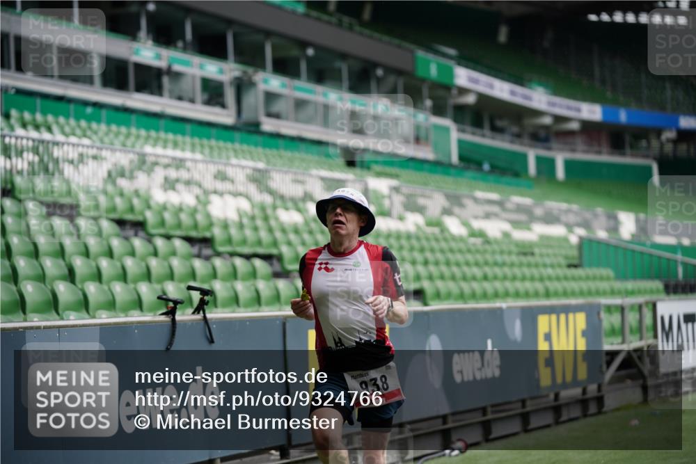 05.10.2025 - 20. swb-Marathon Bremen Michael Burmester http://msf.ph/oto/9324766 05.10.2025 12:31:58 Laufen im Stadion 6, 8, 141, 566, 569, 938, 1093, 1665, 2054, 8, 1293, 1814, 9110 meine-sportfotos.de