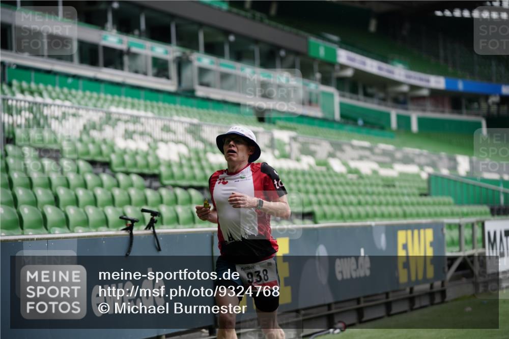 05.10.2025 - 20. swb-Marathon Bremen Michael Burmester http://msf.ph/oto/9324768 05.10.2025 12:31:58 Laufen im Stadion 6, 8, 141, 566, 569, 938, 1093, 1665, 2054, 8, 1293, 1814, 9110 meine-sportfotos.de