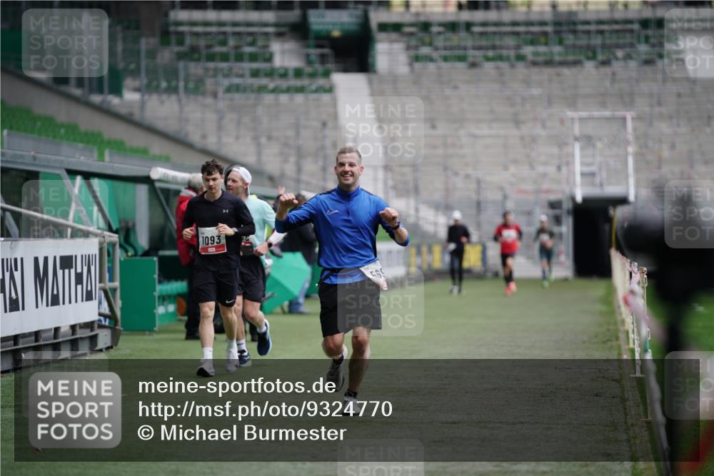 05.10.2025 - 20. swb-Marathon Bremen Michael Burmester http://msf.ph/oto/9324770 05.10.2025 12:32:08 Laufen im Stadion 141, 566, 569, 938, 1093, 1665, 2054, 6, 8, 1814, 9110 meine-sportfotos.de