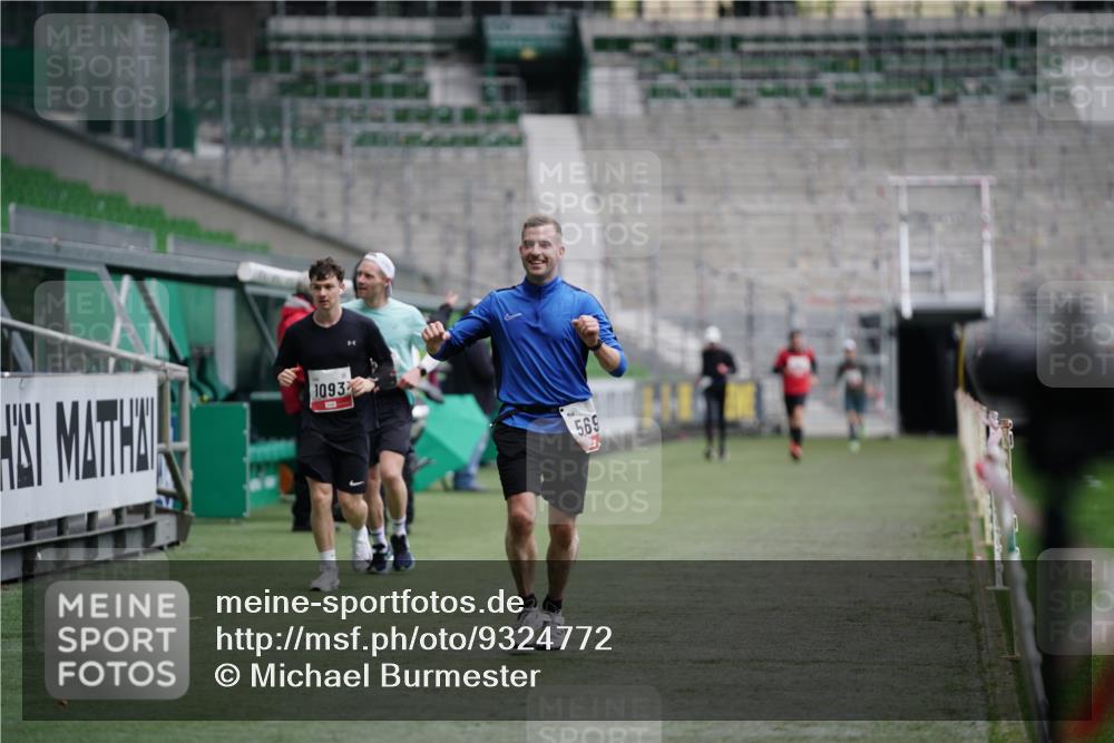 05.10.2025 - 20. swb-Marathon Bremen Michael Burmester http://msf.ph/oto/9324772 05.10.2025 12:32:08 Laufen im Stadion 141, 566, 569, 938, 1093, 1665, 2054, 6, 8, 1814, 9110 meine-sportfotos.de