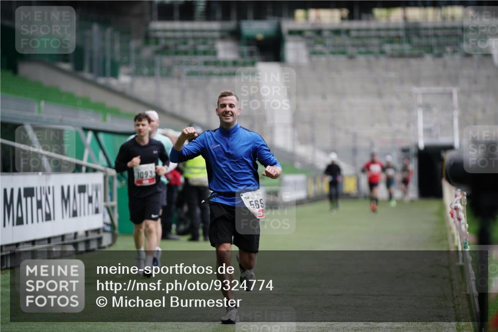 05.10.2025 - 20. swb-Marathon Bremen Michael Burmester http://msf.ph/oto/9324774 05.10.2025 12:32:09 Laufen im Stadion 141, 566, 569, 938, 1093, 1665, 2054, 6, 8, 1814, 9110 meine-sportfotos.de