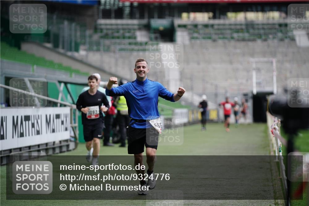 05.10.2025 - 20. swb-Marathon Bremen Michael Burmester http://msf.ph/oto/9324776 05.10.2025 12:32:09 Laufen im Stadion 141, 566, 569, 938, 1093, 1665, 2054, 6, 8, 1814, 9110 meine-sportfotos.de