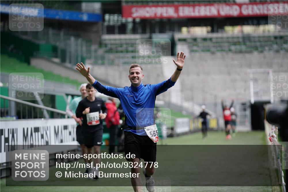 05.10.2025 - 20. swb-Marathon Bremen Michael Burmester http://msf.ph/oto/9324778 05.10.2025 12:32:10 Laufen im Stadion 141, 566, 569, 938, 1093, 1665, 2054, 6, 8, 1814, 9110 meine-sportfotos.de