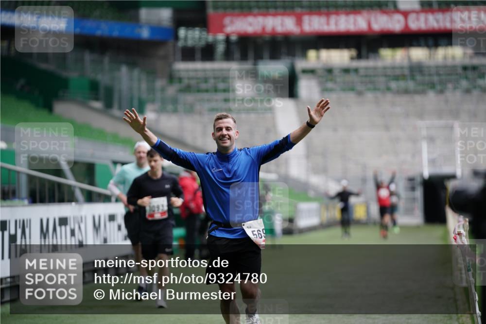05.10.2025 - 20. swb-Marathon Bremen Michael Burmester http://msf.ph/oto/9324780 05.10.2025 12:32:10 Laufen im Stadion 141, 566, 569, 938, 1093, 1665, 2054, 6, 8, 1814, 9110 meine-sportfotos.de