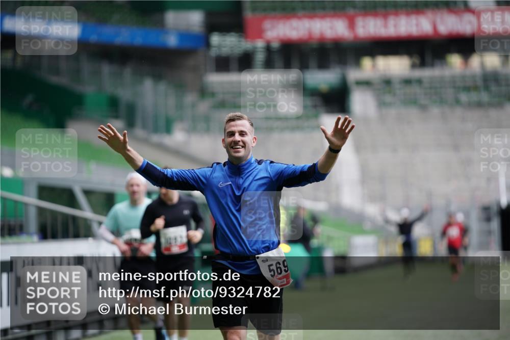 05.10.2025 - 20. swb-Marathon Bremen Michael Burmester http://msf.ph/oto/9324782 05.10.2025 12:32:11 Laufen im Stadion 141, 566, 569, 938, 1093, 1665, 2054, 6, 8, 1814, 9110 meine-sportfotos.de