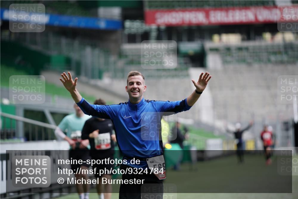 05.10.2025 - 20. swb-Marathon Bremen Michael Burmester http://msf.ph/oto/9324784 05.10.2025 12:32:11 Laufen im Stadion 141, 566, 569, 938, 1093, 1665, 2054, 6, 8, 1814, 9110 meine-sportfotos.de