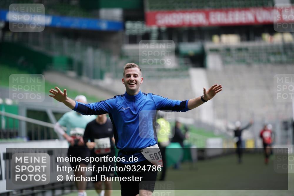 05.10.2025 - 20. swb-Marathon Bremen Michael Burmester http://msf.ph/oto/9324786 05.10.2025 12:32:11 Laufen im Stadion 141, 566, 569, 938, 1093, 1665, 2054, 6, 8, 1814, 9110 meine-sportfotos.de