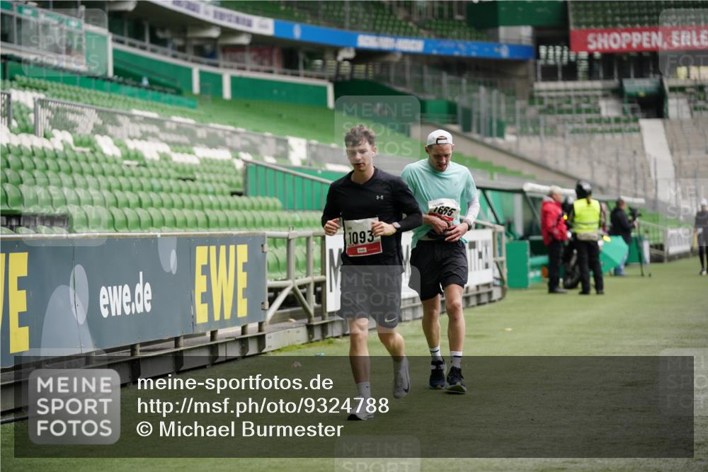 05.10.2025 - 20. swb-Marathon Bremen Michael Burmester http://msf.ph/oto/9324788 05.10.2025 12:32:14 Laufen im Stadion 141, 566, 569, 664, 908, 938, 1093, 1665, 2054, 6, 8, 9110 meine-sportfotos.de