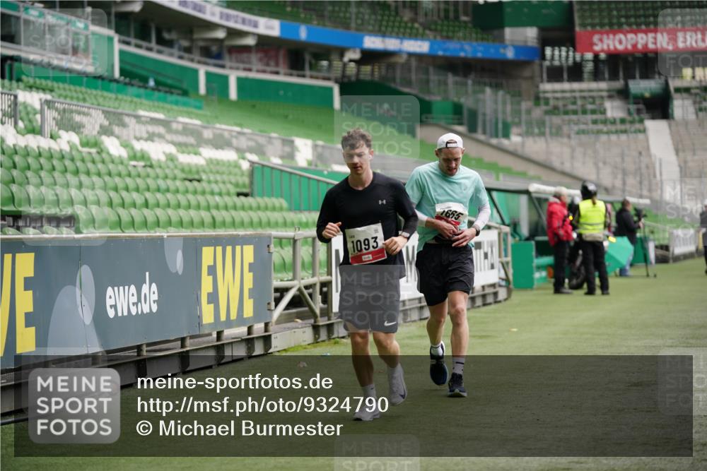 05.10.2025 - 20. swb-Marathon Bremen Michael Burmester http://msf.ph/oto/9324790 05.10.2025 12:32:14 Laufen im Stadion 141, 566, 569, 664, 908, 938, 1093, 1665, 2054, 6, 8, 9110 meine-sportfotos.de
