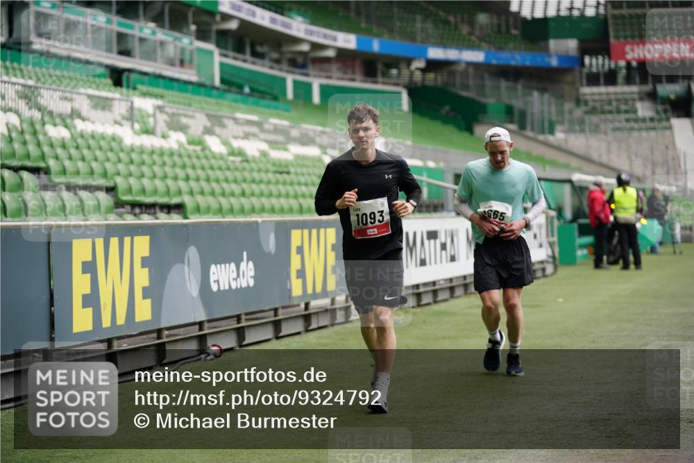 05.10.2025 - 20. swb-Marathon Bremen Michael Burmester http://msf.ph/oto/9324792 05.10.2025 12:32:15 Laufen im Stadion 141, 566, 569, 664, 908, 938, 1093, 1665, 2054, 6, 8, 9110 meine-sportfotos.de