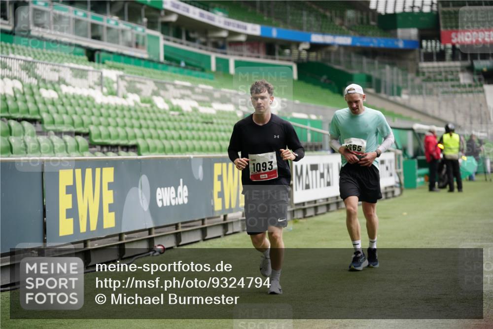 05.10.2025 - 20. swb-Marathon Bremen Michael Burmester http://msf.ph/oto/9324794 05.10.2025 12:32:15 Laufen im Stadion 141, 566, 569, 664, 908, 938, 1093, 1665, 2054, 6, 8, 9110 meine-sportfotos.de