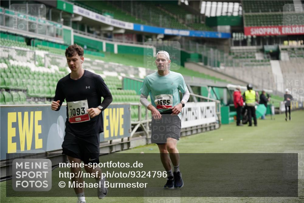 05.10.2025 - 20. swb-Marathon Bremen Michael Burmester http://msf.ph/oto/9324796 05.10.2025 12:32:16 Laufen im Stadion 141, 566, 569, 664, 908, 938, 1093, 1665, 2054, 6, 8, 9110 meine-sportfotos.de