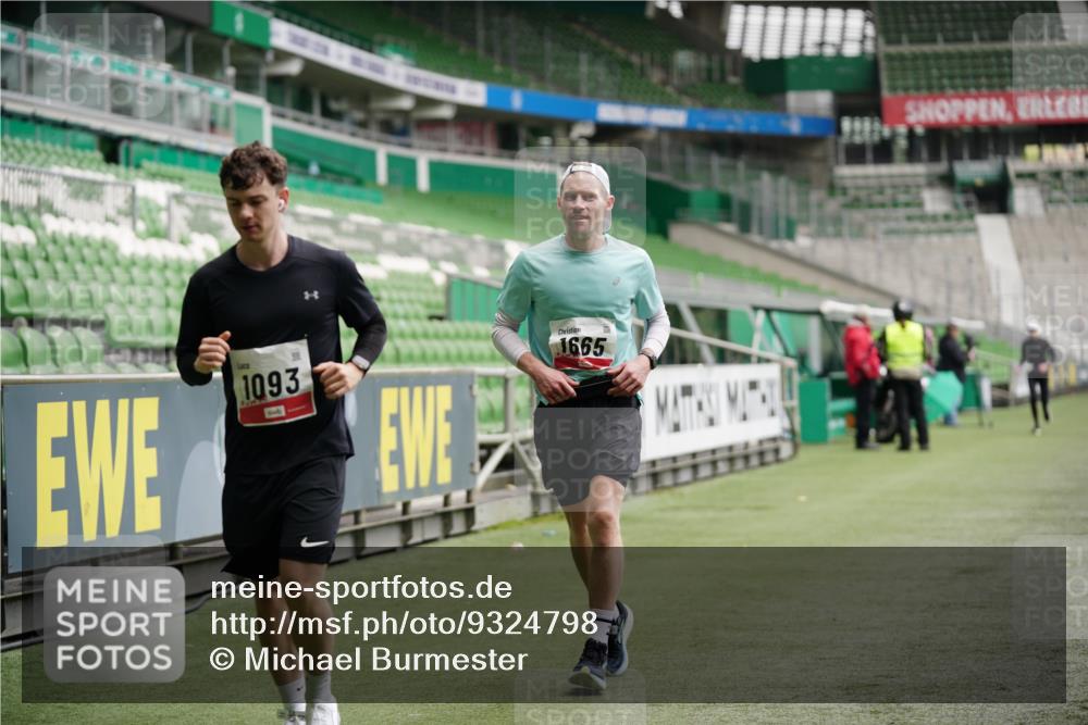 05.10.2025 - 20. swb-Marathon Bremen Michael Burmester http://msf.ph/oto/9324798 05.10.2025 12:32:16 Laufen im Stadion 141, 566, 569, 664, 908, 938, 1093, 1665, 2054, 6, 8, 9110 meine-sportfotos.de