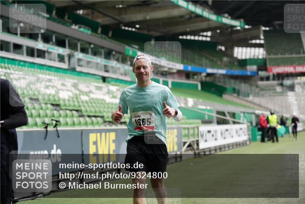 05.10.2025 - 20. swb-Marathon Bremen Michael Burmester http://msf.ph/oto/9324800 05.10.2025 12:32:18 Laufen im Stadion 141, 566, 569, 650, 664, 908, 938, 1093, 1665, 2054, 6, 8, 2054 meine-sportfotos.de