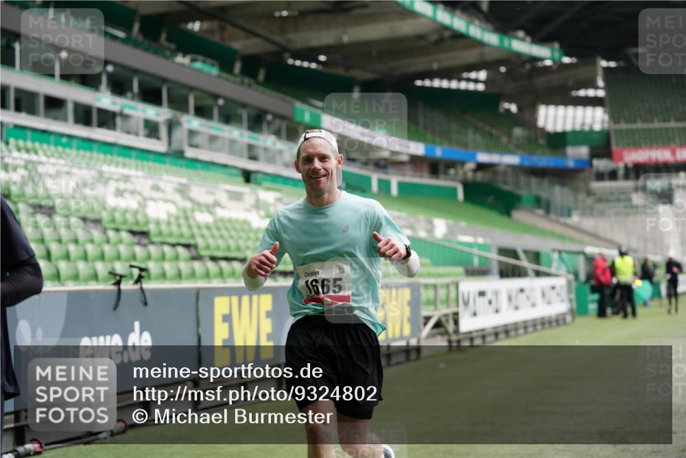 05.10.2025 - 20. swb-Marathon Bremen Michael Burmester http://msf.ph/oto/9324802 05.10.2025 12:32:18 Laufen im Stadion 141, 566, 569, 650, 664, 908, 938, 1093, 1665, 2054, 6, 8, 2054 meine-sportfotos.de