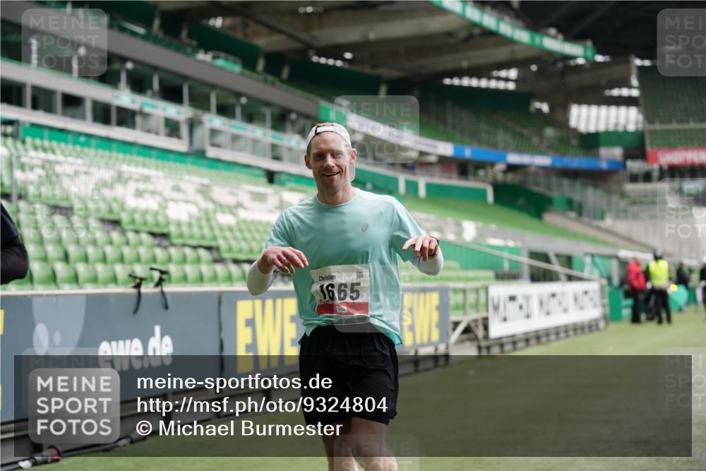05.10.2025 - 20. swb-Marathon Bremen Michael Burmester http://msf.ph/oto/9324804 05.10.2025 12:32:18 Laufen im Stadion 141, 566, 569, 650, 664, 908, 938, 1093, 1665, 2054, 6, 8, 2054 meine-sportfotos.de