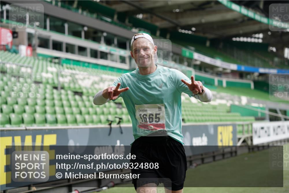05.10.2025 - 20. swb-Marathon Bremen Michael Burmester http://msf.ph/oto/9324808 05.10.2025 12:32:19 Laufen im Stadion 141, 566, 569, 650, 664, 908, 938, 1093, 1665, 6, 2054 meine-sportfotos.de