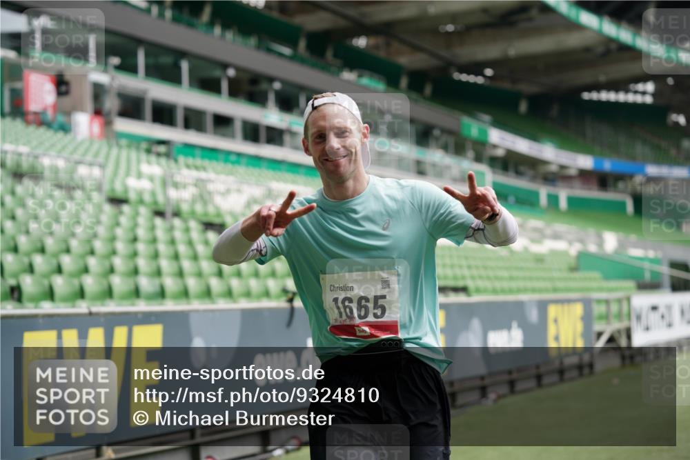 05.10.2025 - 20. swb-Marathon Bremen Michael Burmester http://msf.ph/oto/9324810 05.10.2025 12:32:19 Laufen im Stadion 141, 566, 569, 650, 664, 908, 938, 1093, 1665, 6, 2054 meine-sportfotos.de