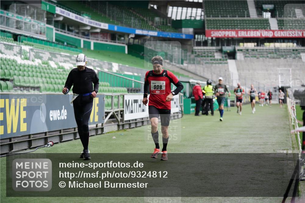 05.10.2025 - 20. swb-Marathon Bremen Michael Burmester http://msf.ph/oto/9324812 05.10.2025 12:32:28 Laufen im Stadion 141, 569, 650, 664, 908, 938, 1093, 1665, 2033, 566, 2054 meine-sportfotos.de