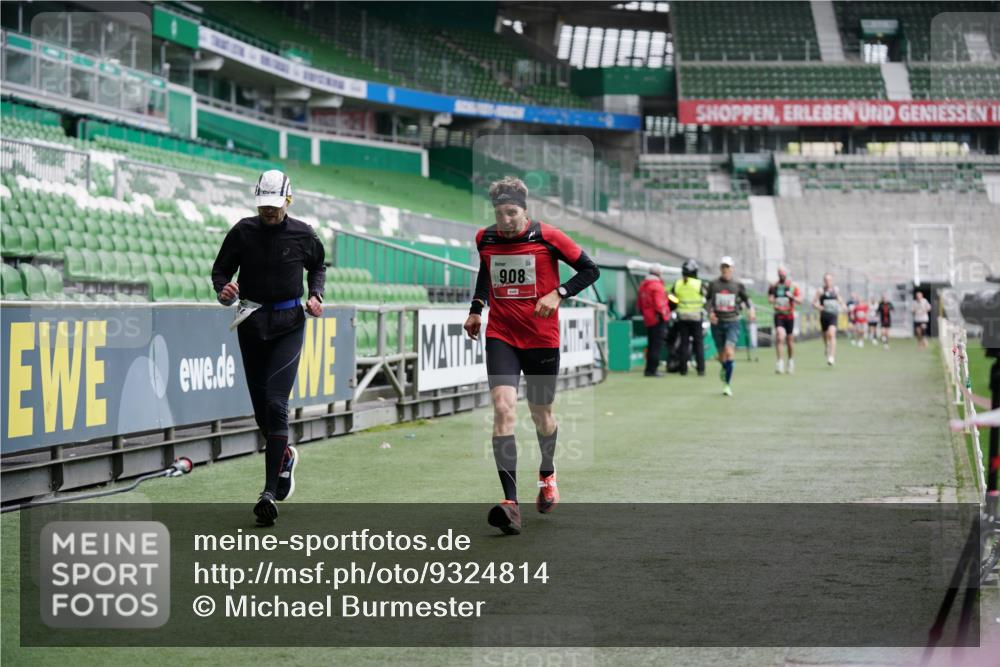 05.10.2025 - 20. swb-Marathon Bremen Michael Burmester http://msf.ph/oto/9324814 05.10.2025 12:32:28 Laufen im Stadion 141, 569, 650, 664, 908, 938, 1093, 1665, 2033, 566, 2054 meine-sportfotos.de