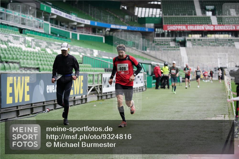 05.10.2025 - 20. swb-Marathon Bremen Michael Burmester http://msf.ph/oto/9324816 05.10.2025 12:32:28 Laufen im Stadion 141, 569, 650, 664, 908, 938, 1093, 1665, 2033, 566, 2054 meine-sportfotos.de